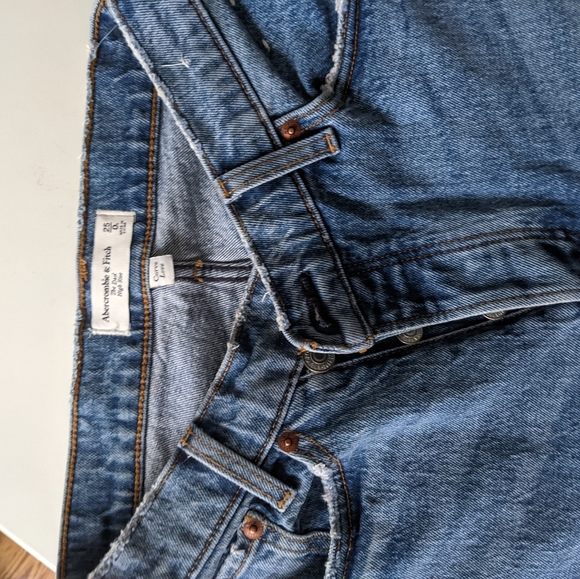 BNWOT Abercrombie and Fitch Dad Jeans - Picture 2 of 8